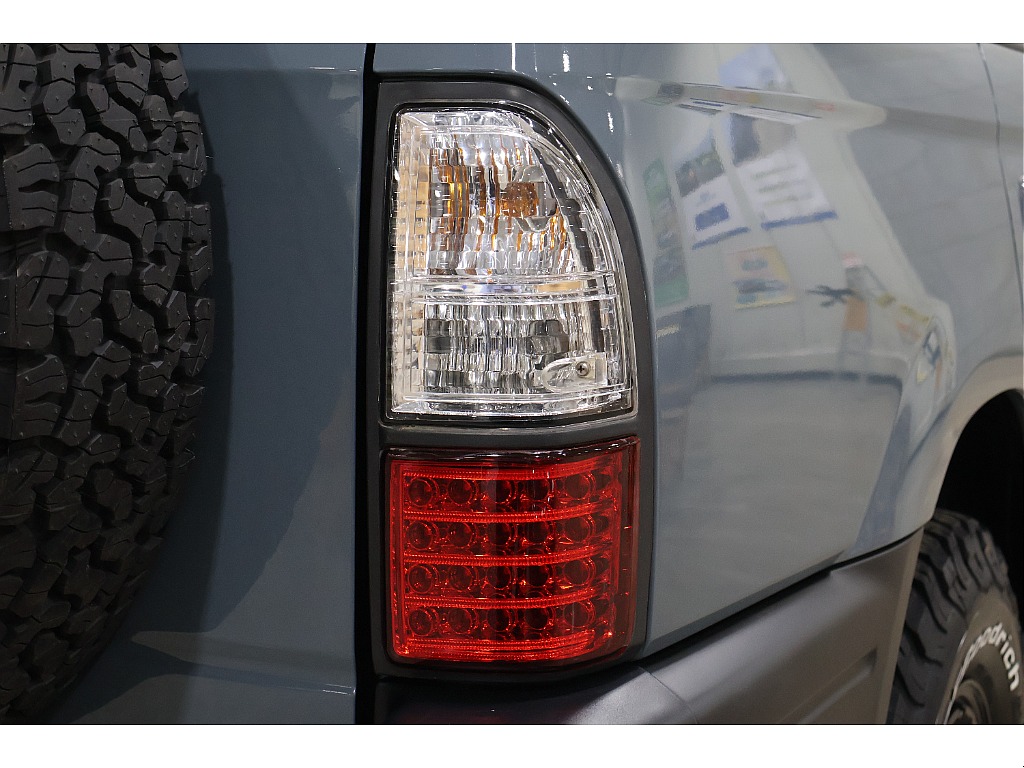 純正テールが映えるボディ色！