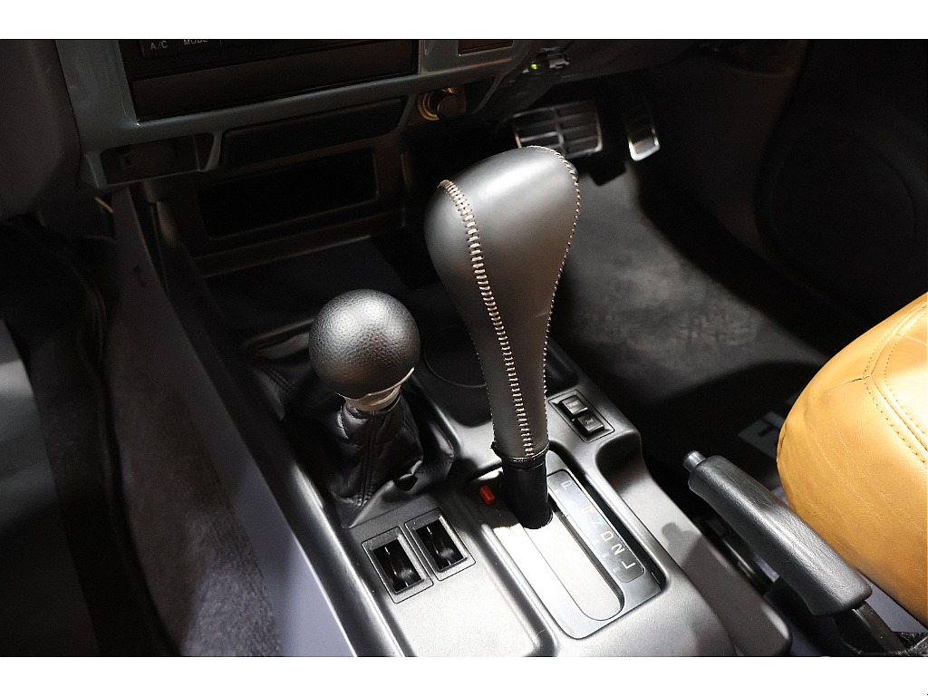 シフトノブがレザー張り・トランスファはスパルコのカスタムに代わってます！