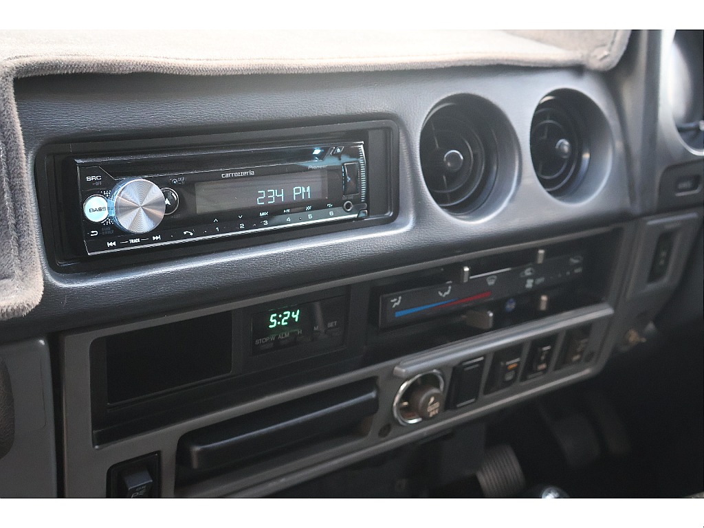 ナビ部分は１DINサイズですが、アルパインのDAも付くので逆に現代との相性は抜群に思えます。