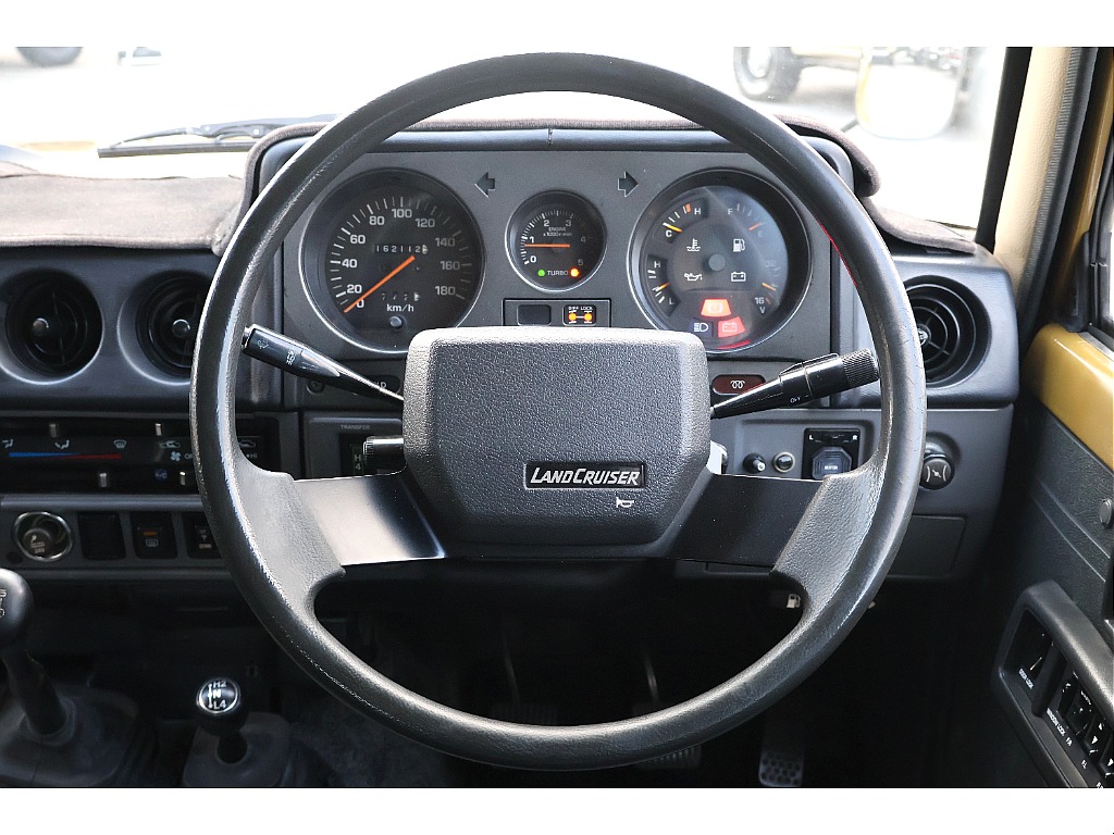 今は無いようなデザインのステアリングが所有欲をも満たす最も近くて大きな存在。