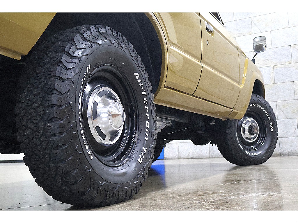 スクエアなボディーにカッコよさを引き立たせる足元！輸出用スチールホイール×BFGoodrichiA/Tはまさに黄金比！