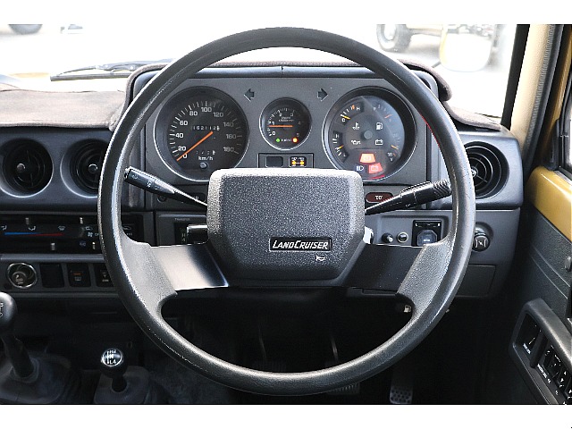 今は無いようなデザインのステアリングが所有欲をも満たす最も近くて大きな存在。