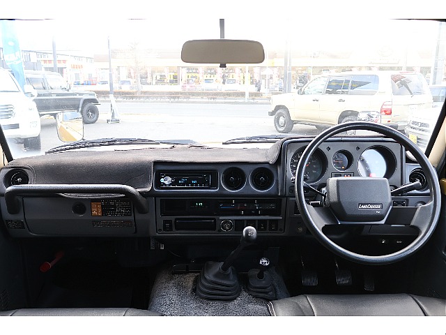 幾何学的に作られた極限までシンプルなインパネは前期らしくまた、前期にしか無い表現力