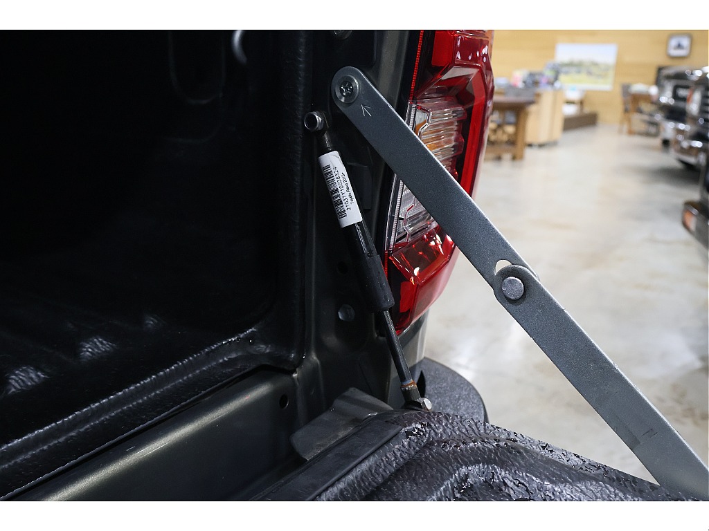 あると嬉しいリアゲートダンパーまで付いてます！