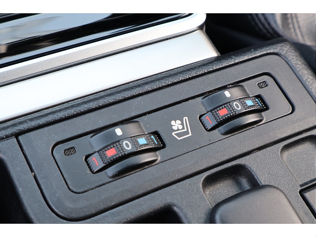 シートヒーター・ベンチレーション付き