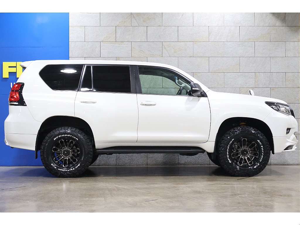 迫力がある車にリフトアップは反則級のカッコよさです。