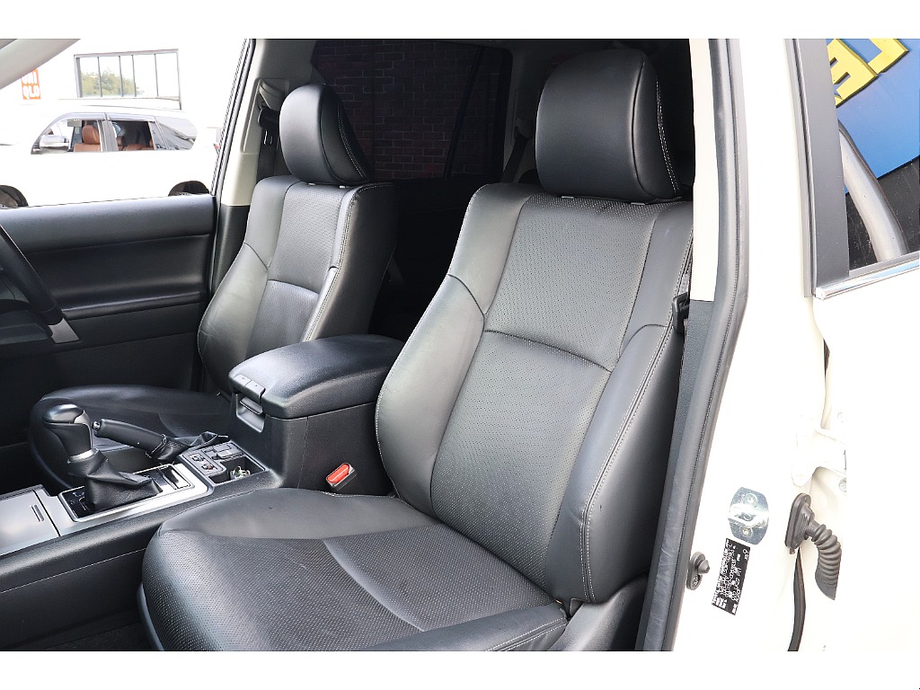助手席シートは使用感も少ない状態！