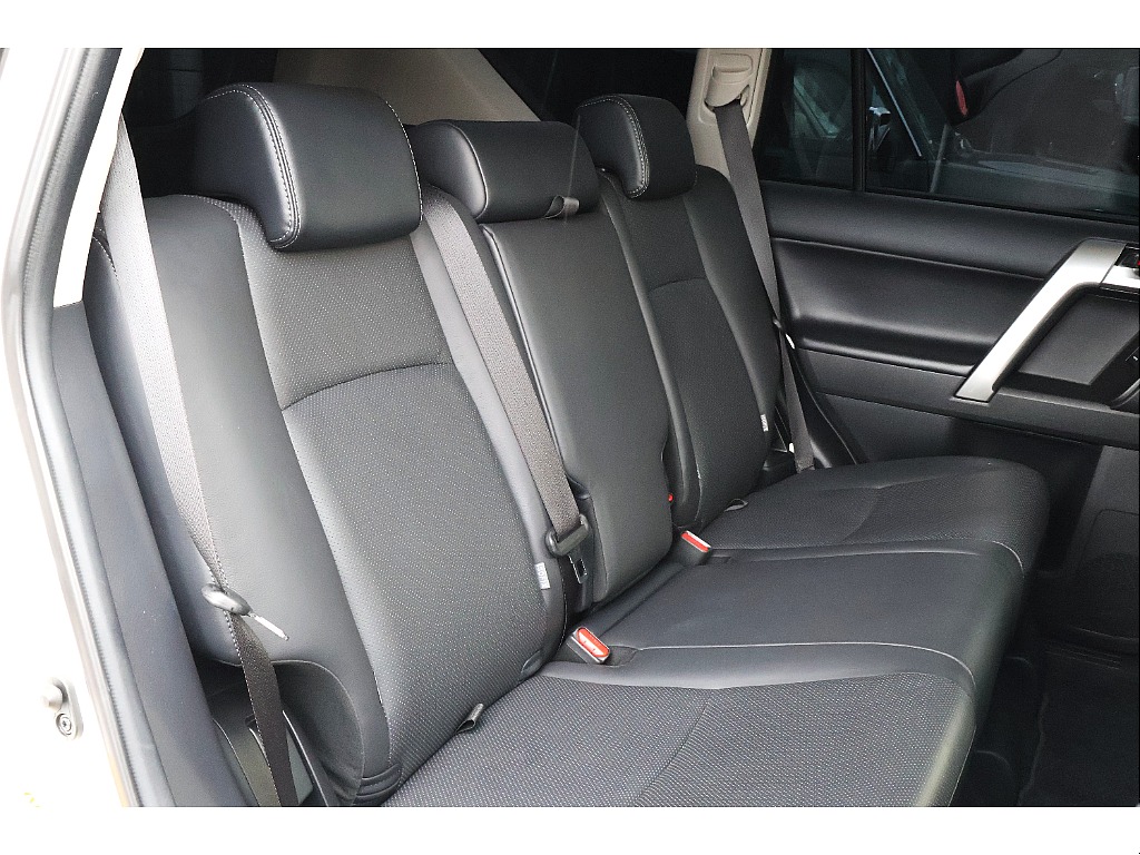 セカンドシートも使用感少ない◎