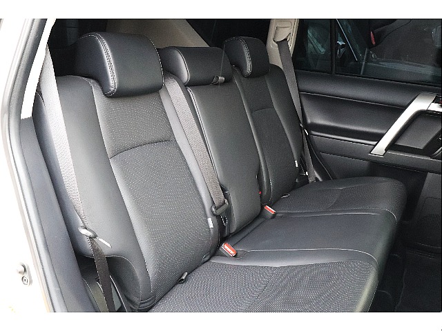 セカンドシートも使用感少ない◎