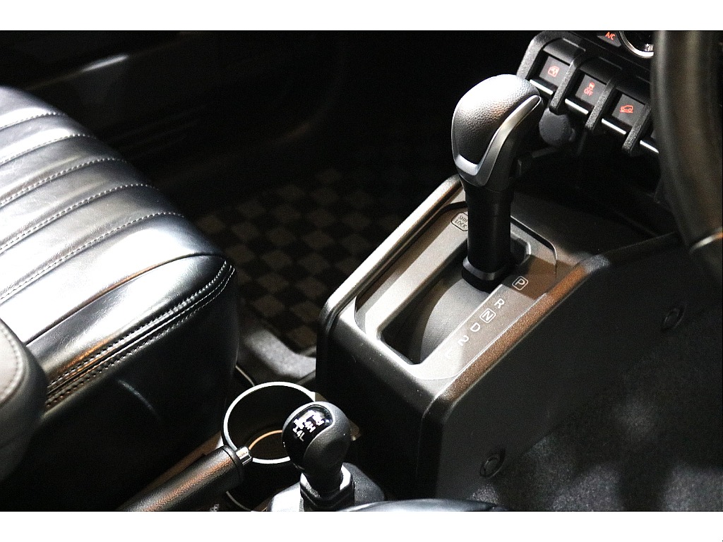 シフトノブ付近