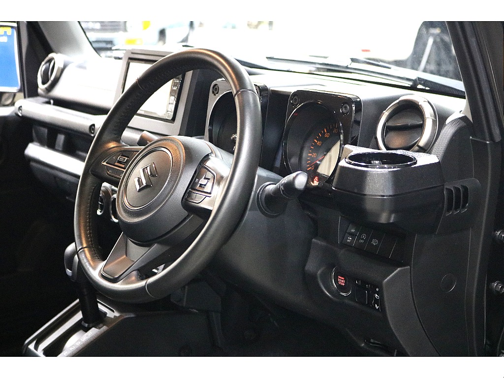 ドリンクホルダーや必要な内装カスタムも装着済み