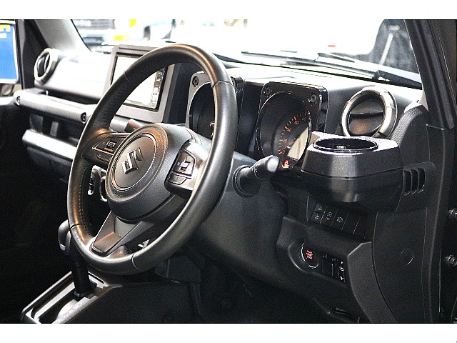 ドリンクホルダーや必要な内装カスタムも装着済み