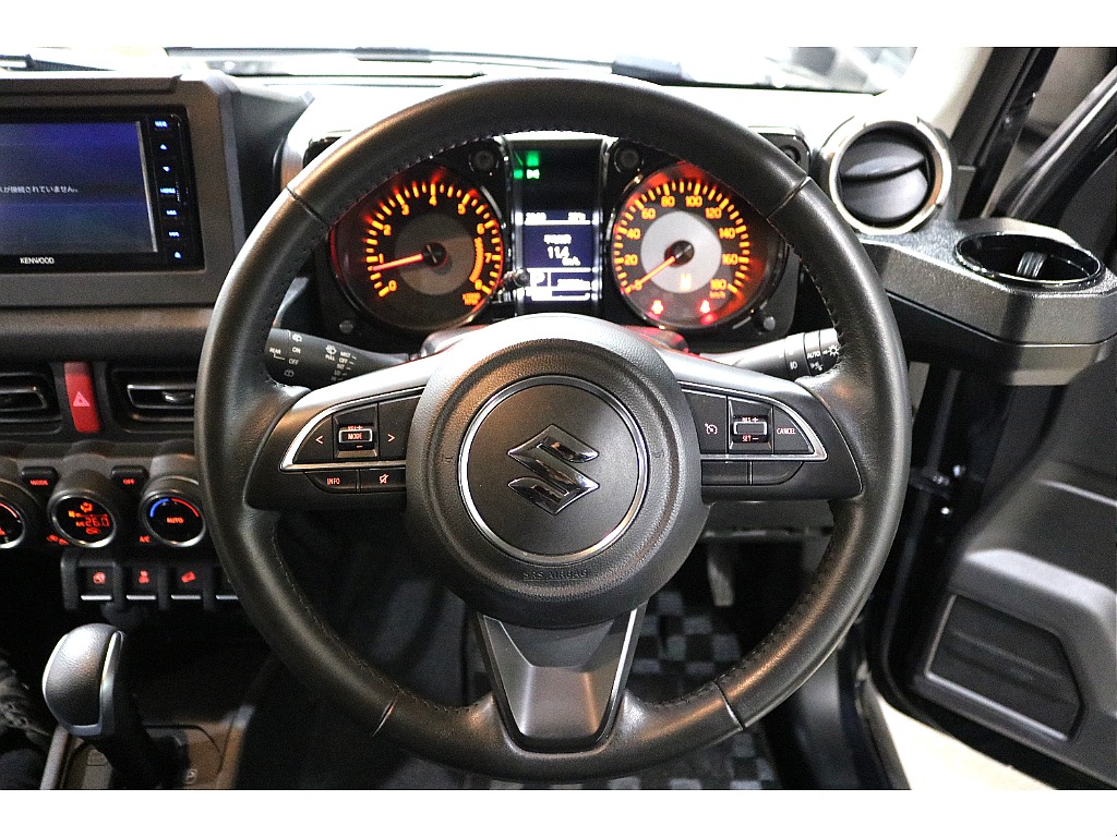 当初のデザインを残しつつ、現代の要素を取り入れたメータやハンドル回り。