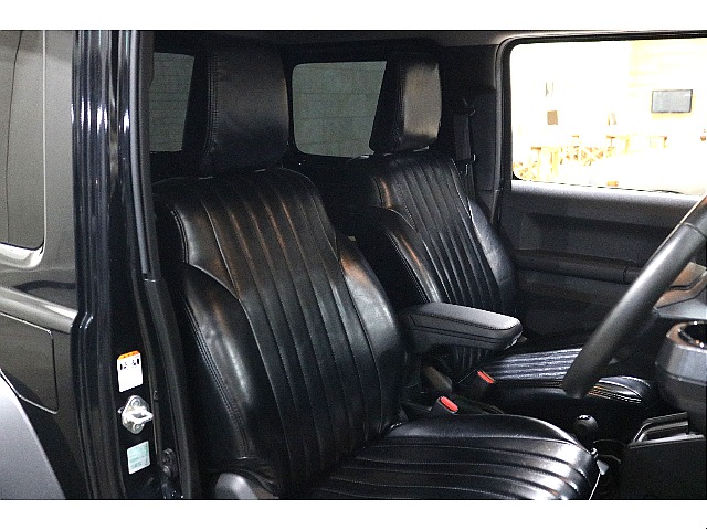 ブラックでまとまりのある車内にはやはりブラックシートカバー