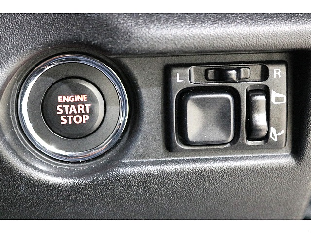 エンジンスタートボタン周辺