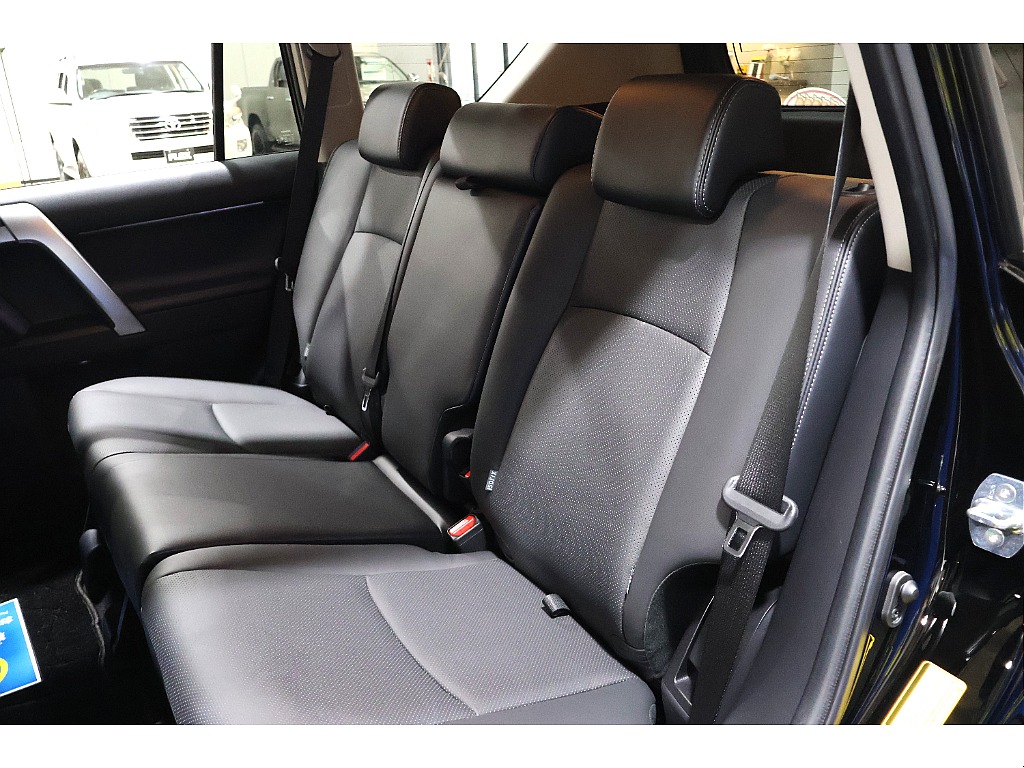 セカンドシートは広々でファミリーカーにも向いてます！