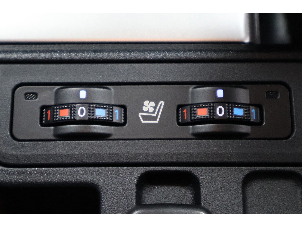 あると嬉しいシートヒーター・ベンチレーション（シートエアコン）付き！