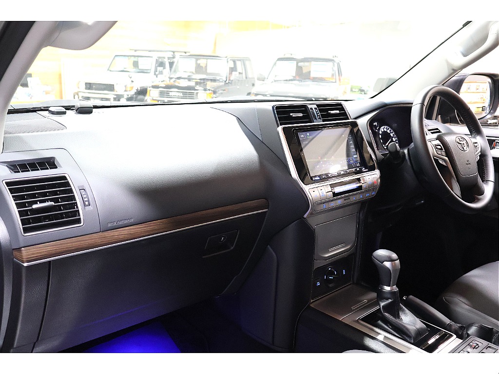 木目の入ったインテリアは助手席の方にも高級感と安心感を与えられますね！