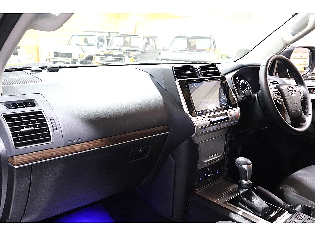 木目の入ったインテリアは助手席の方にも高級感と安心感を与えられますね！