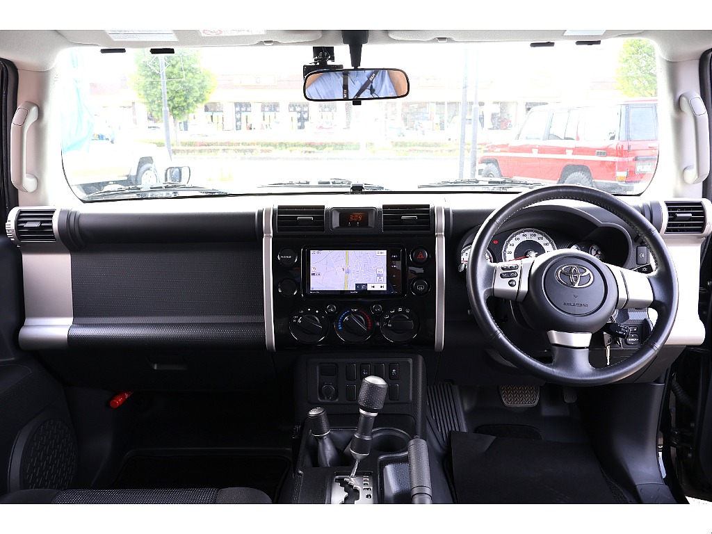 インテリア全体はFJクルーザーにしかないシンプルでおしゃれ可愛いディテール！