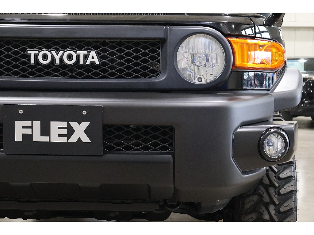 丸目もそうですが、個人的にはこのボディラインからはみ出ているように感じるタイヤの見え方が大好きです。