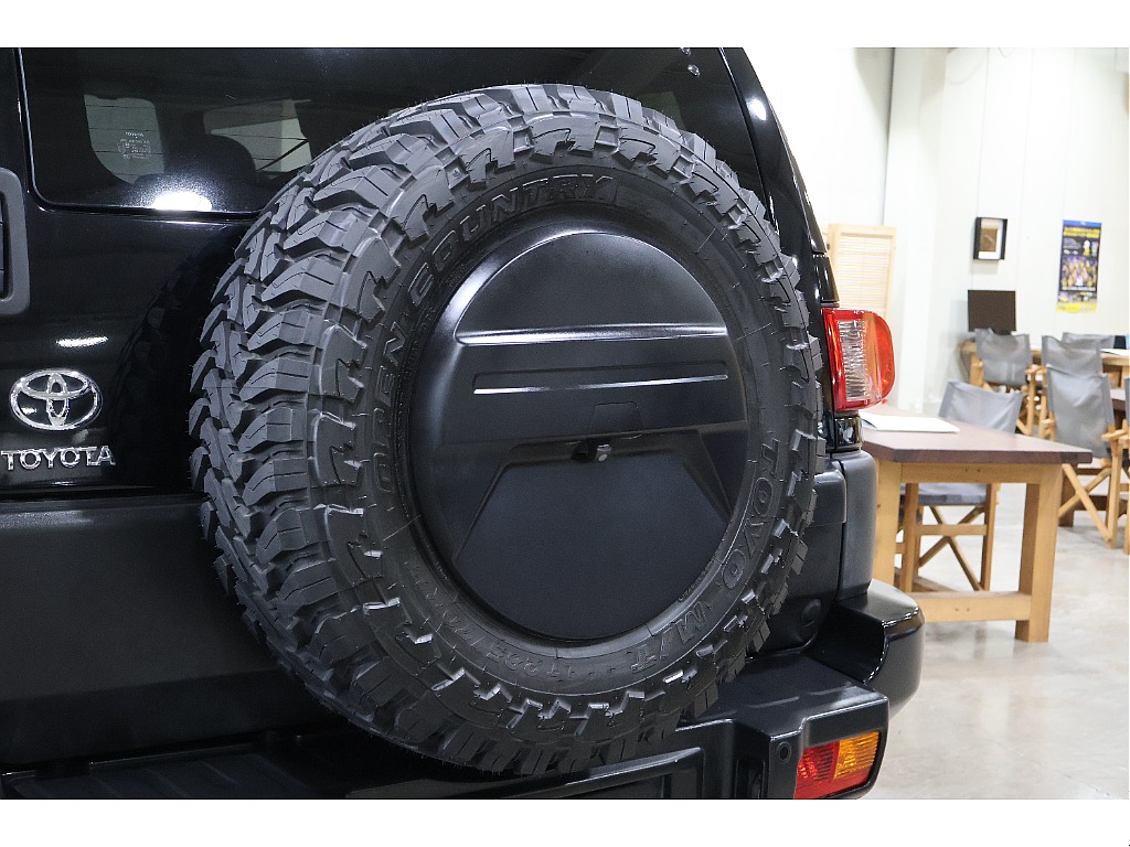 背面タイヤカバーもこのグレード特有です！