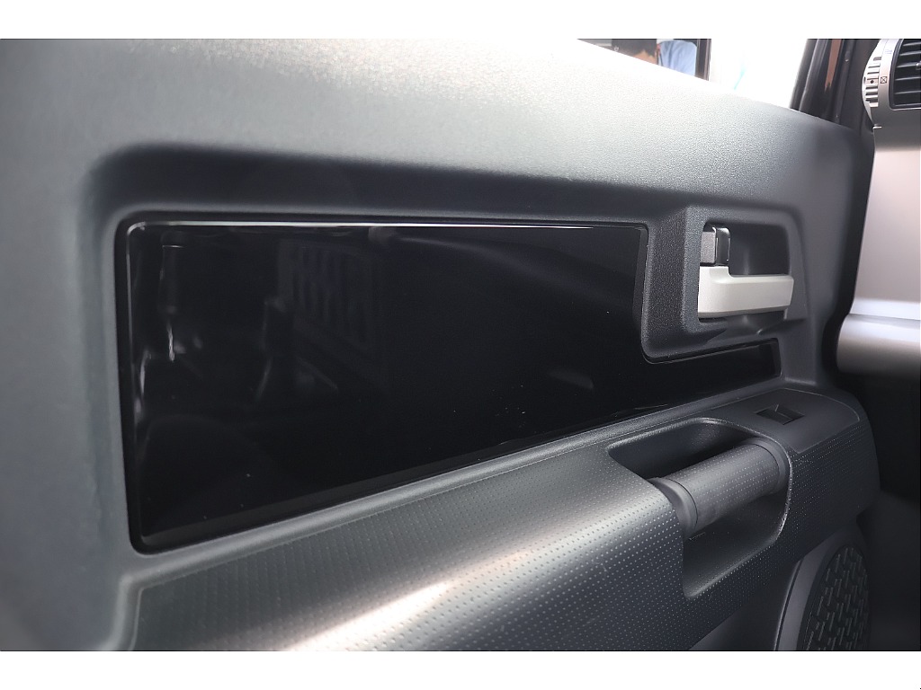 ドアパネルもこのようにボディ色でアクセントが効いてます！