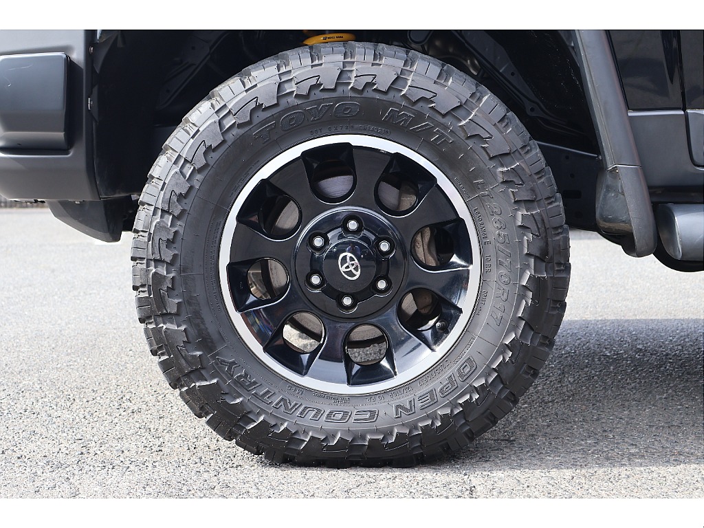 ブラックカラーパッケージ専用アルミ！純正品とは思えないデザインでシンプルにカッコいいです！