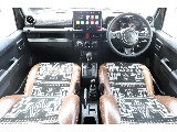 内装は運転席、助手席にシートカバーを施し、お洒落な雰囲気に！