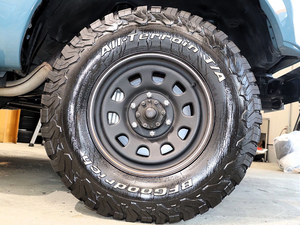 タイヤ：BFGoodrich 235/85/16 T/A ホイール：MLJ デイトナSS