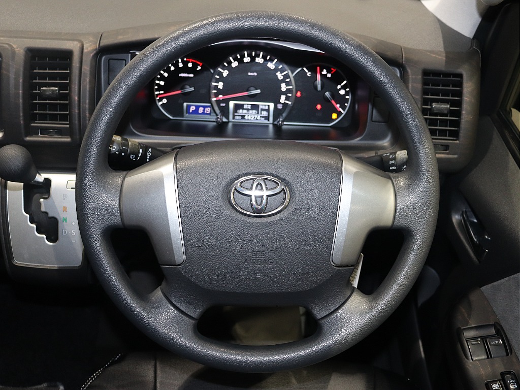 車内に関しては、純正のままを保っており、ここからカスタムして自分好みにするもよし、そのままお乗りいただいて費用を抑えるもよし、ぜひお客様とご相談させていただきます！