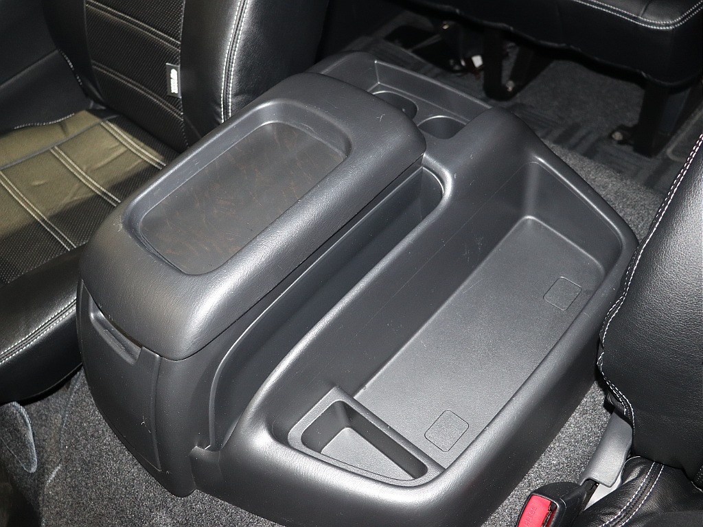 車内に関しては、純正のままを保っており、ここからカスタムして自分好みにするもよし、そのままお乗りいただいて費用を抑えるもよし、ぜひお客様とご相談させていただきます！