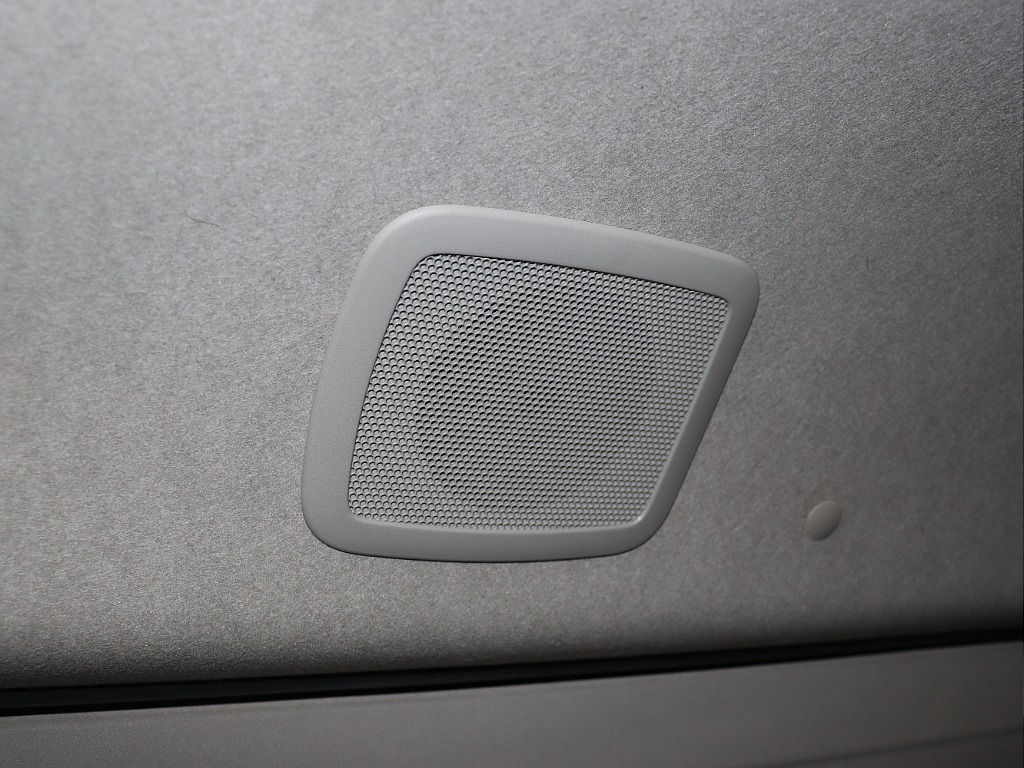 スピーカーがあると後部座席まで音がいきわたり大人数での移動も楽しめます！