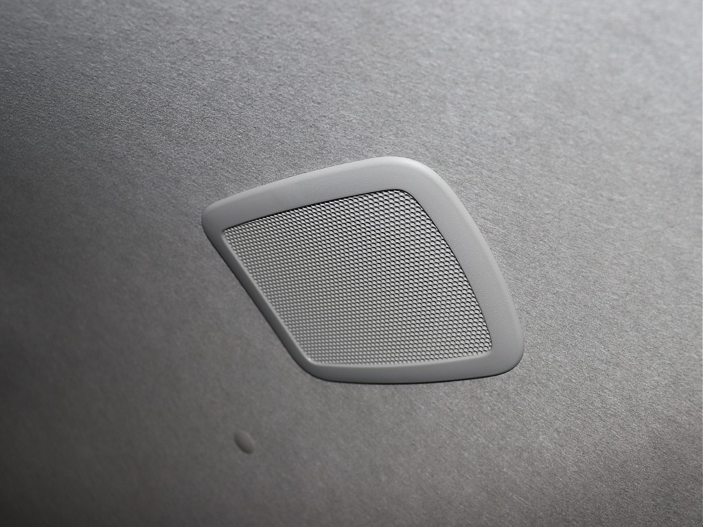 スピーカーがあると後部座席まで音がいきわたり大人数での移動も楽しめます！