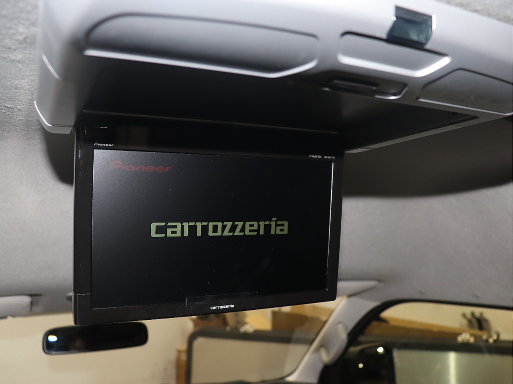 カロッツェリア製フリップダウンモニター搭載！