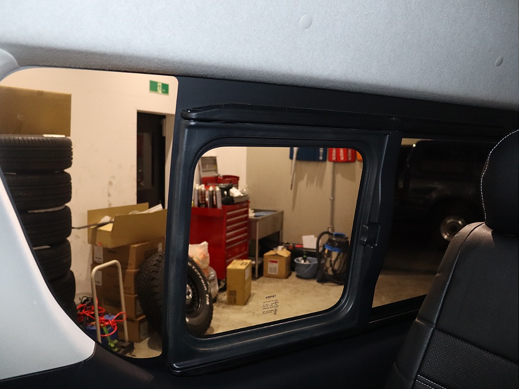 車内に小窓があるため採光や換気が行える点も魅力の一つです！