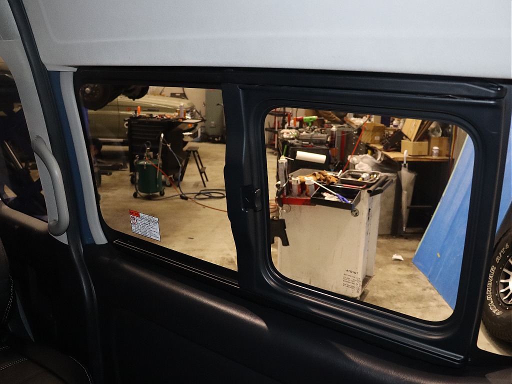 車内に小窓があるため採光や換気が行える点も魅力の一つです！