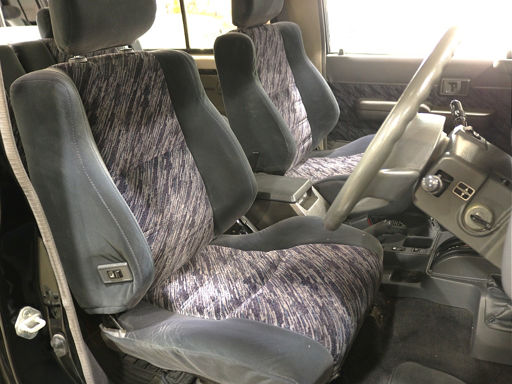 運転席シートは使用感が特に出る部分。こちらも使用感は少なく良好なコンディションです。