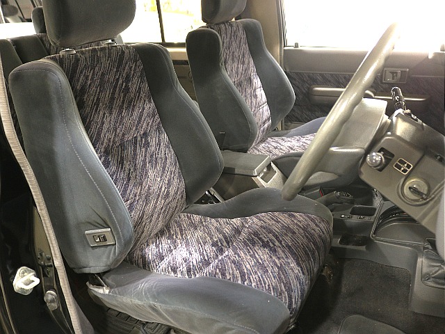 運転席シートは使用感が特に出る部分。こちらも使用感は少なく良好なコンディションです。