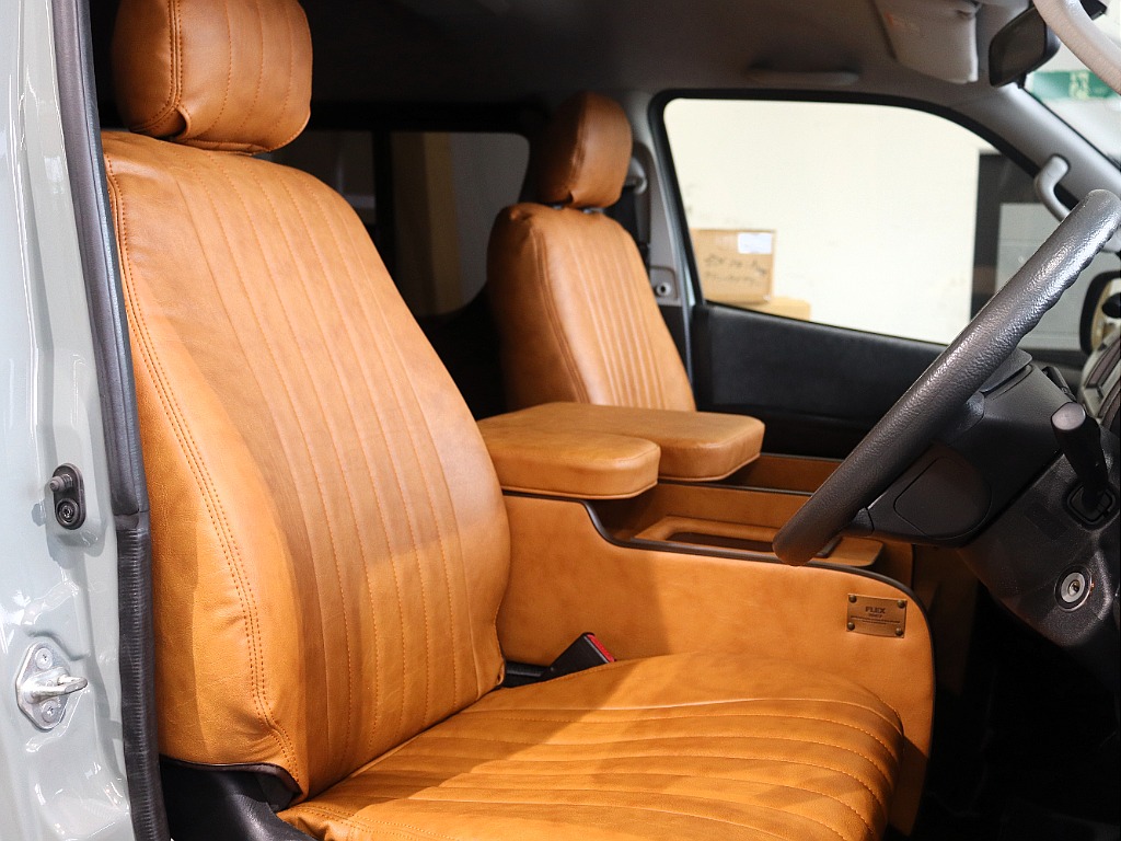 運転席側はキャメルカラーとレトロな雰囲気に包まれながらドライブを楽しむことも出来ます♪