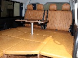 スライドドアを開くと車の中にくつろげる一室がございます！秘密基地みたいでワクワクするはず！♪