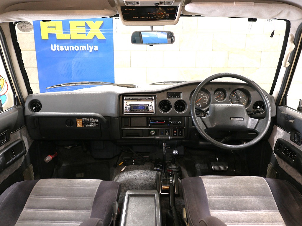 30年以上前のお車とは思えないほどの内装コンディション！