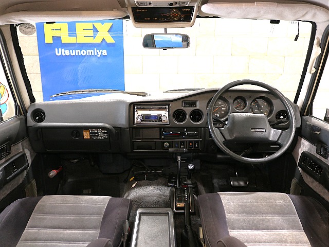 30年以上前のお車とは思えないほどの内装コンディション！