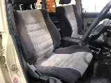 シートカバーも大きな痛みなく良好な状態です。シートカバーなどで外装の雰囲気と合わせていただくのも◎