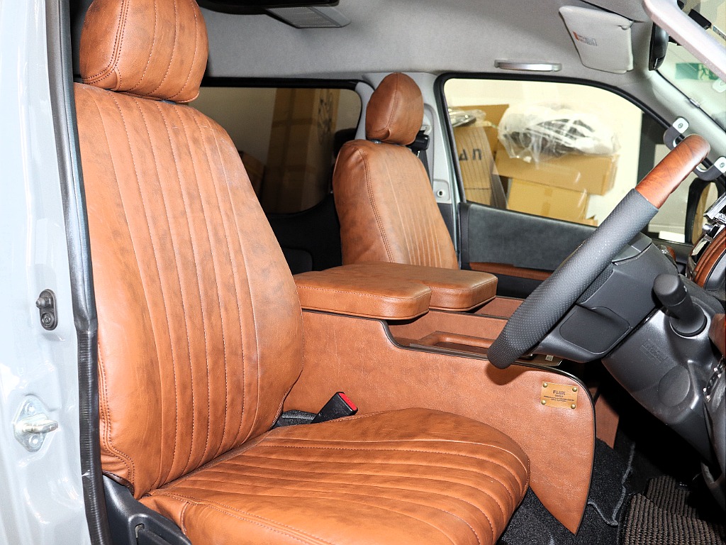 車内インテリアはキャメルカラーのブラウンを基調としたシートカバーを組み合わせることで統一感がございます☆