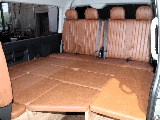 スライドドアを開けるとベットキットも備え付けてあるため、ゆっくり寝そべることも可能です☆