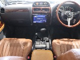 木目調のインパネ部分とブラウンのシートカバー。NARDIのウッドステアリングでエキゾチックで味わいのある運転席周りとなりました