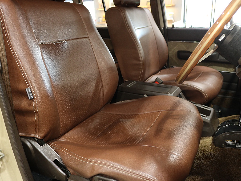 運転席シートは使用感が特に出る部分。運転席に使用感があるため、新品のシートカバーに交換させていただきます。
