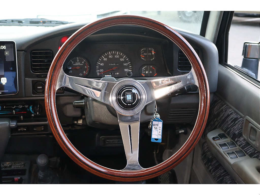 新品ナルディステアリング