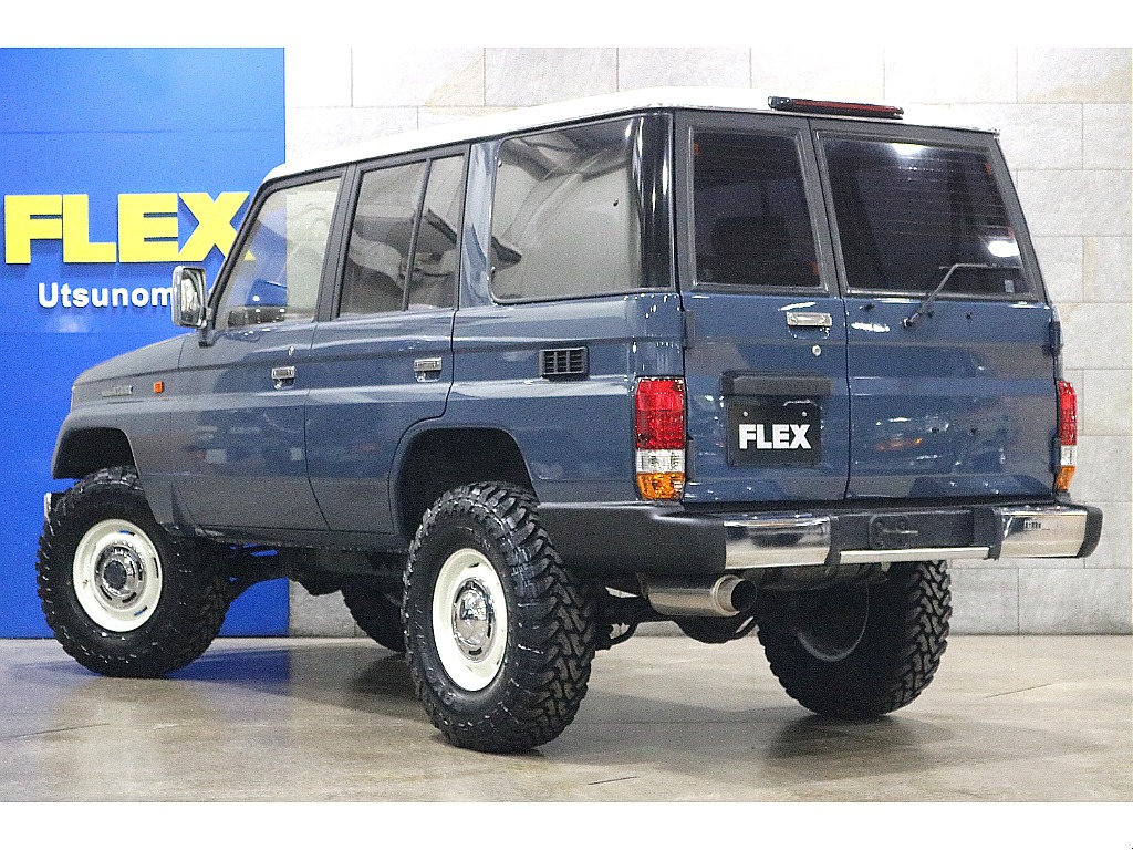 3色テールも相まってクラシック感があふれてます。